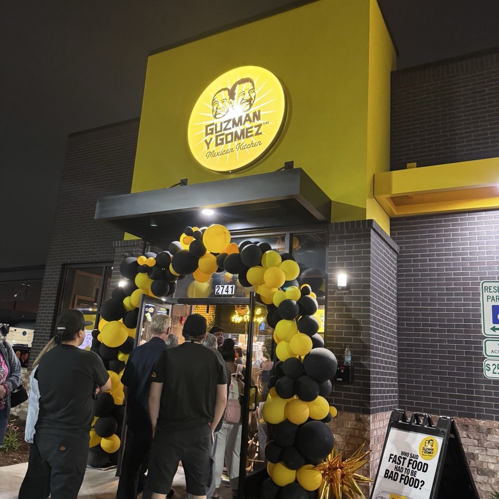 Guzman y Gomez - Outdoor - Mexican Near Me - Des Plaines, Illinois Guzman y Gomez - Outdoor - Mexican Near Me - Des Plaines, Illinois