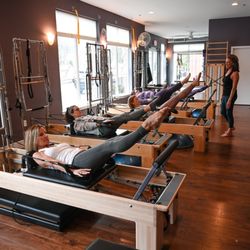 Absolute Pilates - Strong abdominals on the reformer.