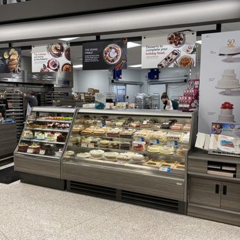 Publix Super Market - a display of cakes and pastries - Grocery Near Me - Davenport, Florida Publix Super Market - a display of cakes and pastries - Grocery Near Me - Davenport, Florida