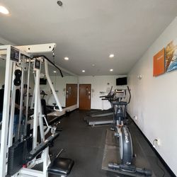 Comfort Inn & Suites Gatesville near Fort Cavazos - Workout equipment room for hotel