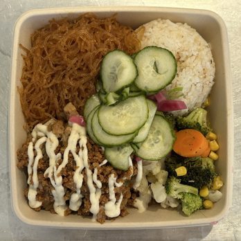 Pamilya - 1 Entree Plate: Pork Sisig, Pancit, Mixed Veggies, Garlic Rice & Toppings - Filipino Near Me - Redwood City, California Pamilya - 1 Entree Plate: Pork Sisig, Pancit, Mixed Veggies, Garlic Rice & Toppings - Filipino Near Me - Redwood City, California