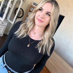 Royalty beauty lounge - Blonde bombshell with rooted base
