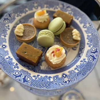 Mackintosh at the Willow - Desserts in adult afternoon tea - Tea Rooms Near Me - Glasgow, GLG Mackintosh at the Willow - Desserts in adult afternoon tea - Tea Rooms Near Me - Glasgow, GLG