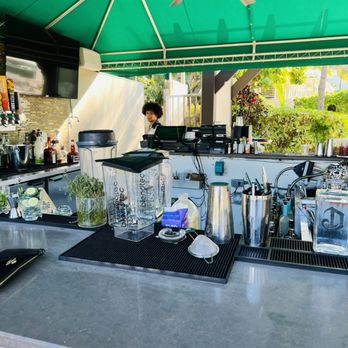 Backyard Bar - 7/9/22 - High Tide - Bars Near Me - Miami Beach, Florida
