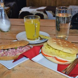 Cantina Vertical - Sandwiches mit gebratenem Speck, Lauchzwiebeln & Frischkäse bzw Caprese