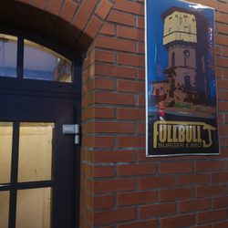 FullBull - Wejście do FULLBULL BURGER&BBQ w Słupsku od strony ogródka.