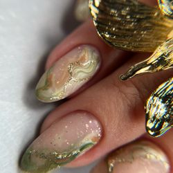 Rikita Nails - Soft marble nail art with delicate green and gold details, creating an elegant, natural stone-inspired look.