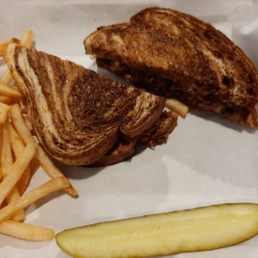 Rueban sandwich, no sauerkraut, they forgot the thousand island dressing. Fail.D- Rueban sandwich, no sauerkraut, they forgot the thousand island dressing. Fail.D-