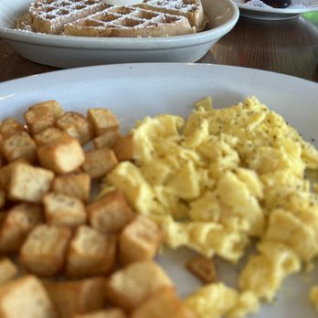 Le Peep Restaurant - Pepperwood - Belgian Waffle Combo - Breakfast & Brunch Near Me - Omaha, Nebraska Le Peep Restaurant - Pepperwood - Belgian Waffle Combo - Breakfast & Brunch Near Me - Omaha, Nebraska