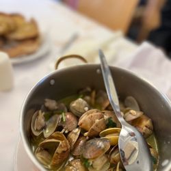 Cervejaria Ramiro - Clams in garlic sauce