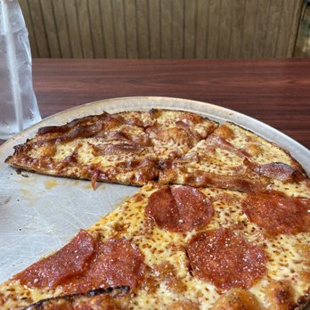 Colony Grill - Look at pepperoni slices. Look at full bacon strips. One size pie. Thin crust. Enjoyed!!! - Pizza Near Me - Milford, Connecticut