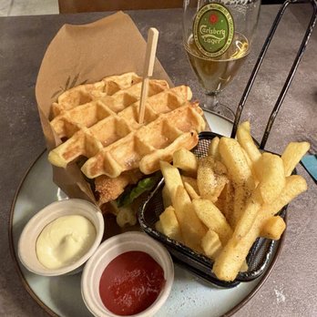 BEAT - Chicken waffle sandwich - Belgian Near Me - Brussels, BRU BEAT - Chicken waffle sandwich - Belgian Near Me - Brussels, BRU