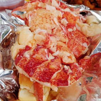 Red's Eats - Lobster roll! At least 1 whole lobster per roll and no butter or mayo added! So so so fresh!! - Seafood Near Me - Wiscasset, Maine