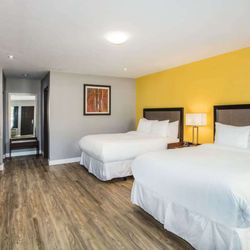 Ramada by Wyndham Jacksons Point - Guest room