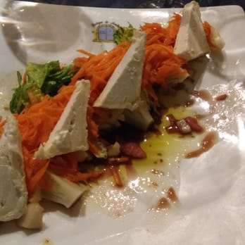 Restaurante Bodegas de Arnés - Ensalada de queso "La Nube" de Fonz y vinagreta frutal - Signature Cuisine Near Me - Graus, HU