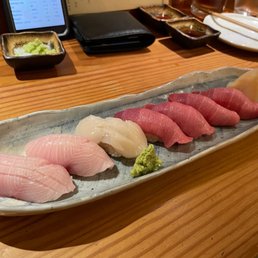 From left: Yellow tail, fresh scallop, and medium fatty tuna.