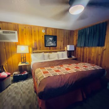 Powder House Lodge - King sized bedroom - Hotels Near Me - Keystone, South Dakota Powder House Lodge - King sized bedroom - Hotels Near Me - Keystone, South Dakota