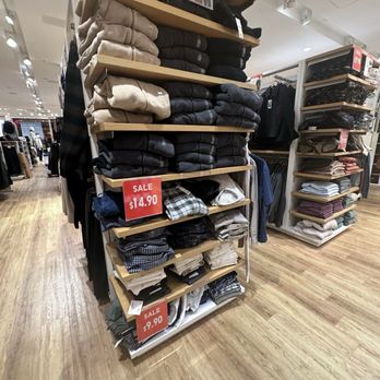 UNIQLO - Men's Clothing Near Me - Newton, Massachusetts