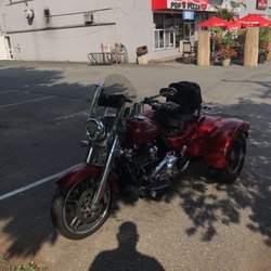 Pop's Pizza - 8/9/23 Big Red sitting outside shortly after arriving at Pop's Pizza. She has no clue of the major disappointment that awaits.