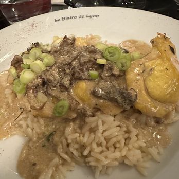 Le Bistro Lyonnais - Chicken with truffles - French Near Me - Paris, 75