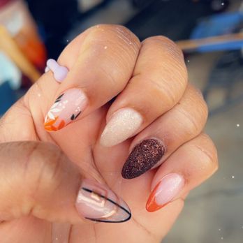 Lady Spotlight - Nail Salons Near Me - Sacramento, California
