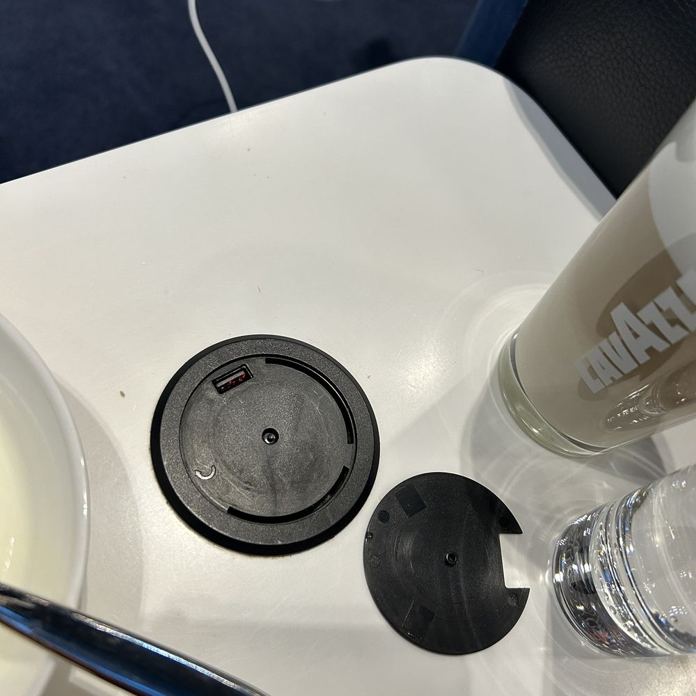 Lufthansa Senator Lounge - Wireless charging area! - Airport Lounges Near Me Lufthansa Senator Lounge - Wireless charging area! - Airport Lounges Near Me
