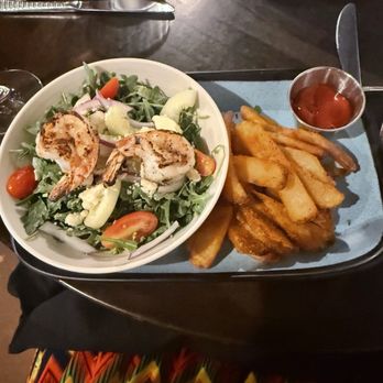Incline on 9th - Garden salad with shrimp and Cajun fries - Cocktail Bars Near Me - Kansas City, Missouri Incline on 9th - Garden salad with shrimp and Cajun fries - Cocktail Bars Near Me - Kansas City, Missouri
