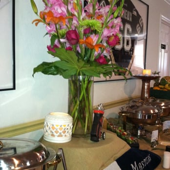 Mot's Barbeque - a vase of flowers - Barbeque Near Me - Augusta, Georgia