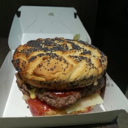 La Pause Quinoa - Beef burger with cheese, ketchup and mustard