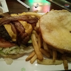 Applebee's Grill + Bar - Hamburguer farto e bacon mto bom
