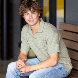Mina Art Studio - Senior photography