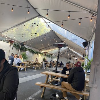 Laurel Tavern - Trendy outdoor seating - New American Near Me - Studio City, California