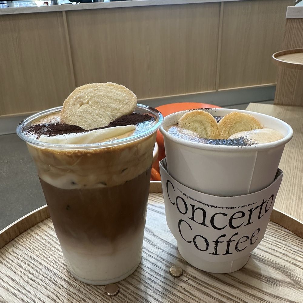 Signature Coffee iced and hot (right)