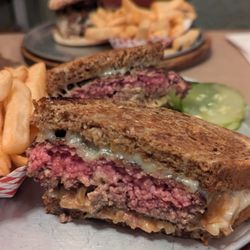 Doug's pretty good pub - Rubin burger