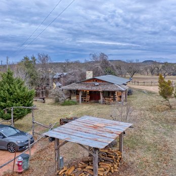 Barons CreekSide - Firewood shed near the cabin - Guest Houses Near Me - Fredericksburg, Texas