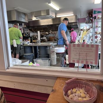 Bruce's Candy Kitchen - Candy Stores Near Me - Cannon Beach, Oregon Bruce's Candy Kitchen - Candy Stores Near Me - Cannon Beach, Oregon
