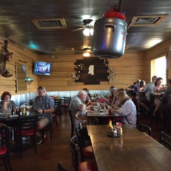 Crossroads Seafood - Decor inside - typical - Seafood Near Me - Hernando, Mississippi