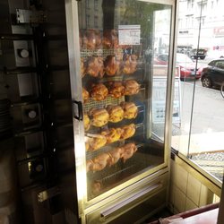 Grillhähnchen - Grillstation mit den Hähnchen