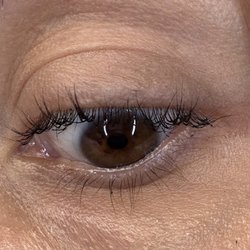 Lashes are not lifted from the root but bent in the middle at a 45 degree angle, indicating that the size of the rod was not appropriate.