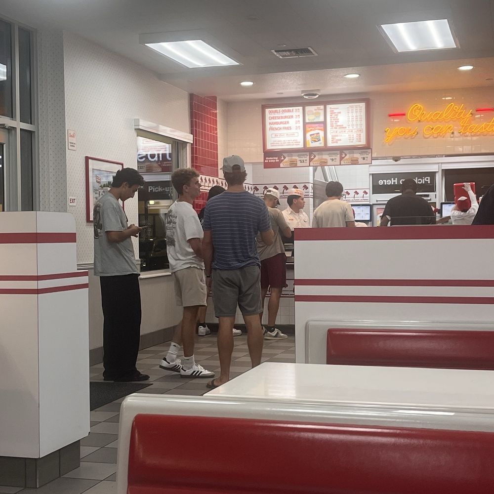 In-N-Out Burger - Seating - Burgers Near Me - El Segundo, California In-N-Out Burger - Seating - Burgers Near Me - El Segundo, California