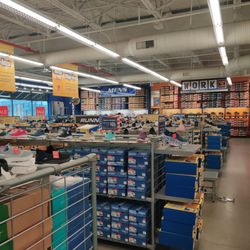 SKECHERS Warehouse Outlet - Empty