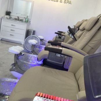 Encore Nails & Spa - I like their chairs. Nice clean elegant look. And they use liners! - Nail Salons Near Me - Ventura, California Encore Nails & Spa - I like their chairs. Nice clean elegant look. And they use liners! - Nail Salons Near Me - Ventura, California