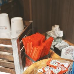 Hilton Garden Inn Los Angeles/Hollywood - Cups and condiments are in the lobby convenience kiosk shop.