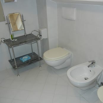 La Macchia - Large, private in-room bathroom with toilet and bidet. - Hotels Near Me - Spoleto, PG