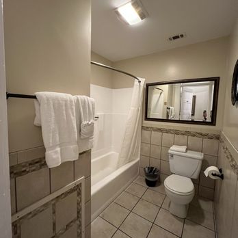 Glen Tavern Inn - Bathroom of room 101 - very spacious and comfy - Hotels Near Me - Santa Paula, California Glen Tavern Inn - Bathroom of room 101 - very spacious and comfy - Hotels Near Me - Santa Paula, California