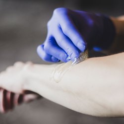 SugarMe - Body Sugaring in action