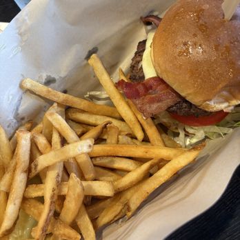 Hennessey's Tavern - Bacado Burger - Bars Near Me - Laguna Beach, California Hennessey's Tavern - Bacado Burger - Bars Near Me - Laguna Beach, California