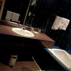 Hôtel Le Royal - Salle de bain grande, agréable et équipée. Baignoire. Produit d'accueil.