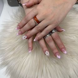 Lily nail design