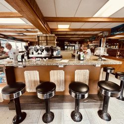 Puerto Sagua Restaurant - Bar Counter Service